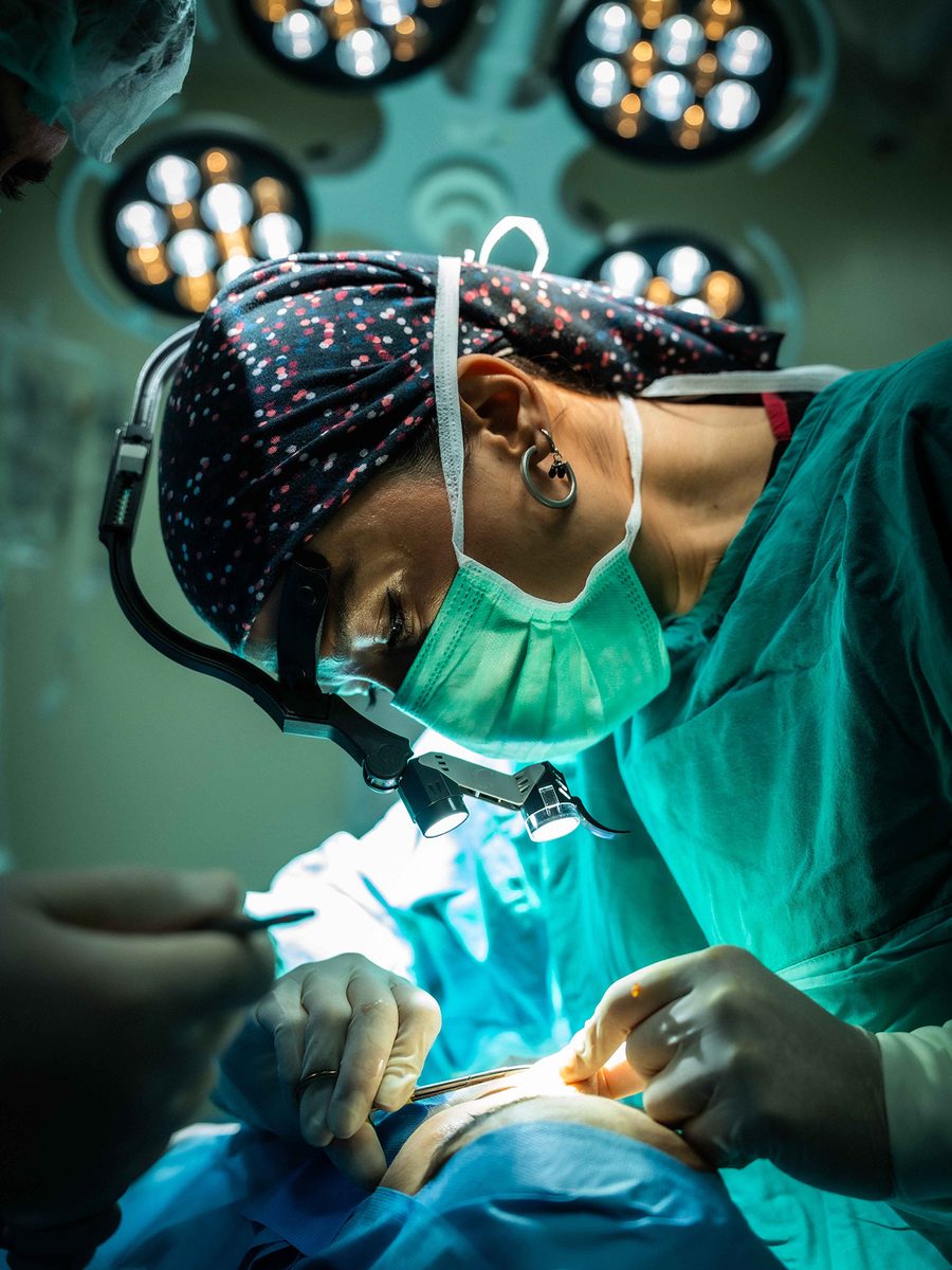 Op. Dr. Özlem Yüksel Coşar ameliyathanede